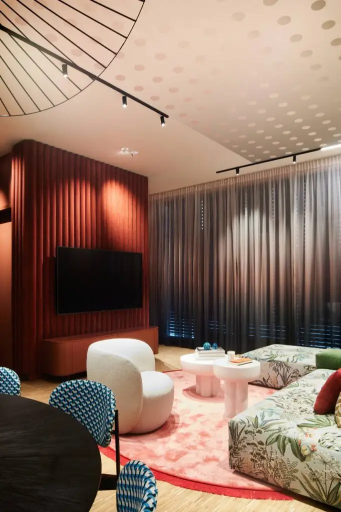 Business Apartment von RAUM+INHALT – Lounge mit rotem Akzent