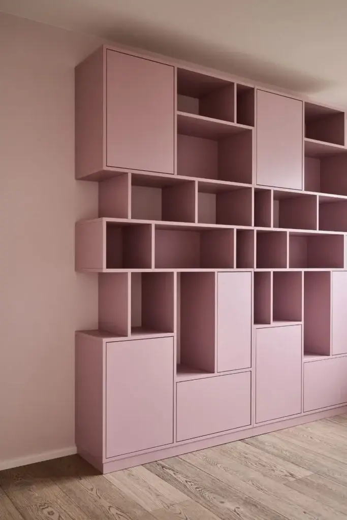 Haus R von RAUM+INHALT – Regalwand in Rosé